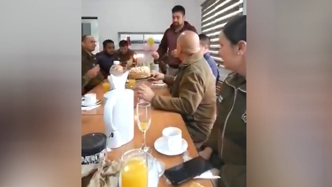 Polémica celebración de cumpleaños al interior de comisaría de Carabineros: sin mascarillas, tos y cero distanciamiento