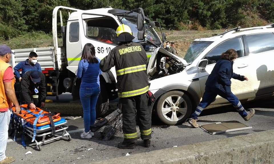 Violenta colisión frontal en la Ruta 160 deja al menos cuatro lesionados