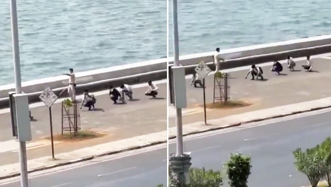 Policía obliga a personas sin mascarilla a caminar en cuclillas como castigo por no cumplir con medida sanitaria en la India