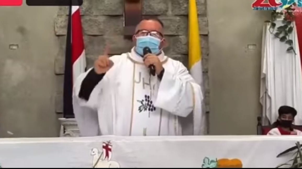 Cura adaptó famoso tema para cantarlo contra el coronavirus desde el altar