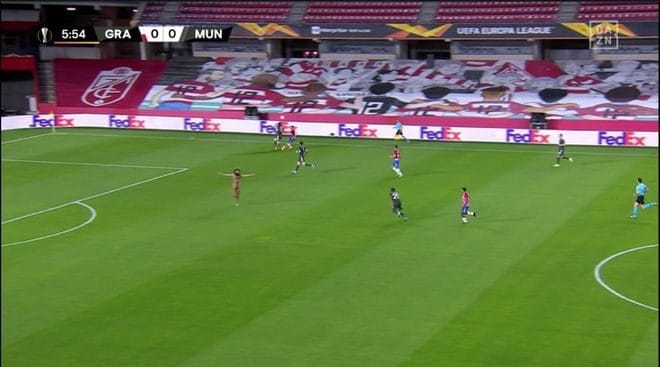 Ni las restricciones sanitarias le impidieron pasearse desnudo en la Europa League