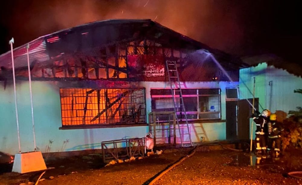 Escuela rural terminó en cenizas tras un ataque incendiario en Victoria