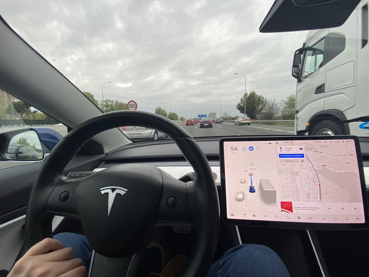 Auto sin piloto de Tesla chocó contra un árbol y dejó dos víctimas fatales