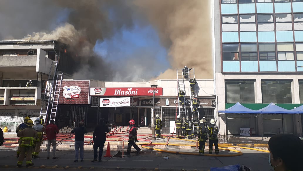 Reactivación del incendio en el centro de Concepción obligó a evacuar a voluntarios de Bomberos