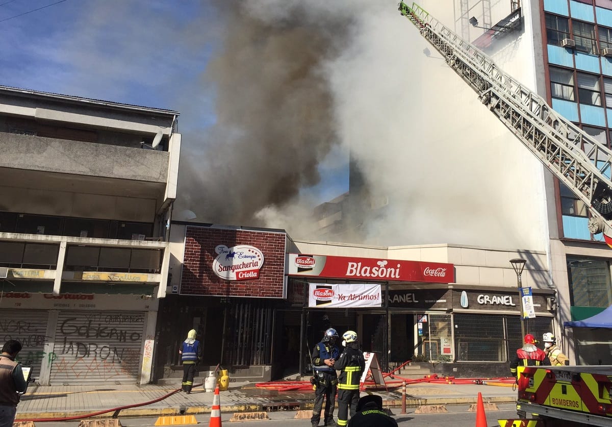 Un bombero con lesiones menores y tres locales afectados por las llamas dejó incendio en el centro de Concepción