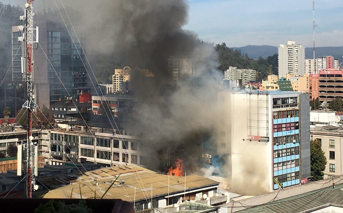 Incendio en pleno centro de Concepción obliga a evacuar local de vacunación contra el Covid-19