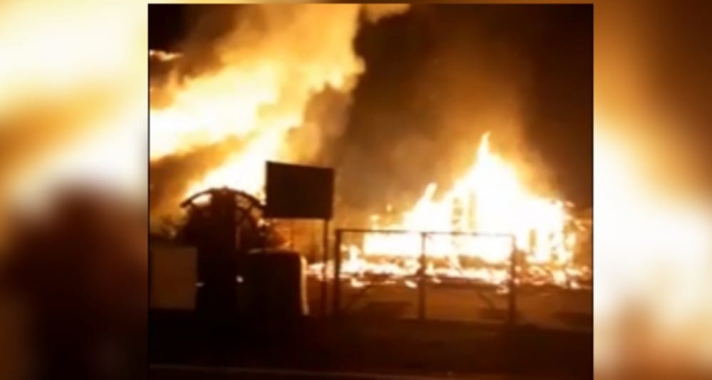 Investigan eventual intencionalidad en incendio que consumió centro turístico y escuela en Tirúa