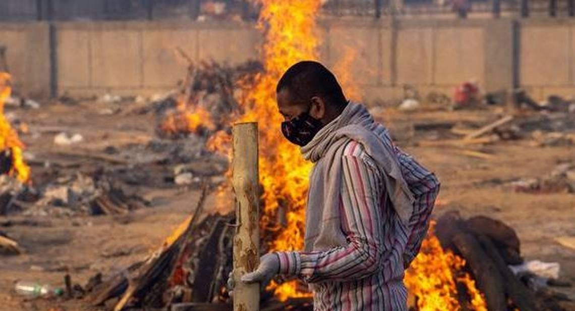 “Apocalipsis en India”: Muertos por Covid son quemados en la calle por falta de crematorios