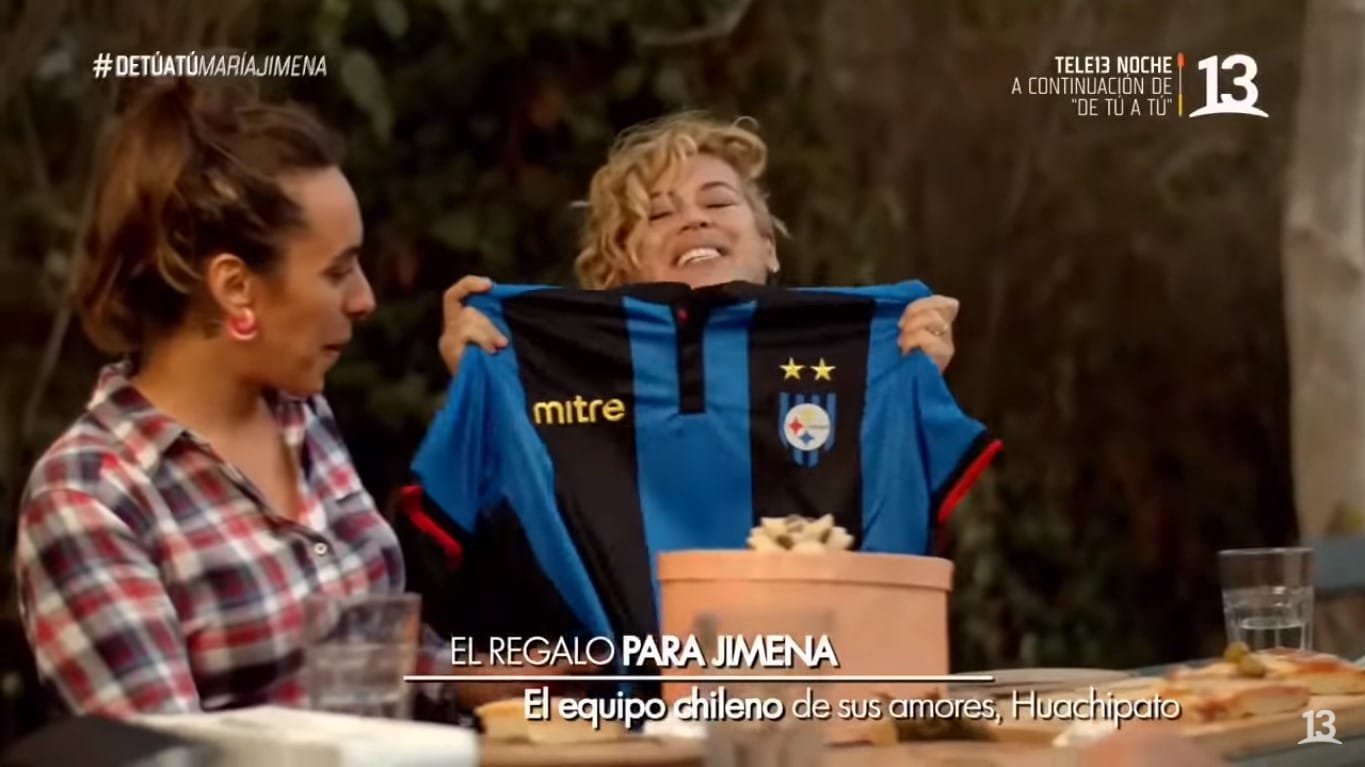 La explosiva reacción de María Jimena Pereyra al recibir de regalo una camiseta de Huachipato
