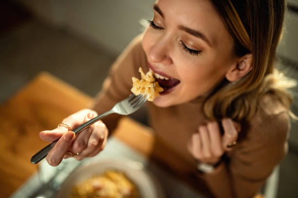 Según estudio: Mujeres gastan mucho más dinero cuando tienen hambre