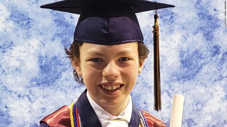 Niño superdotado de 12 años se graduará de la secundaria y la universidad en la misma semana