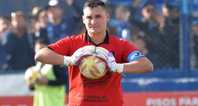 Insólito: arquero en Ecuador es expulsado de la cancha por no poder ir al baño