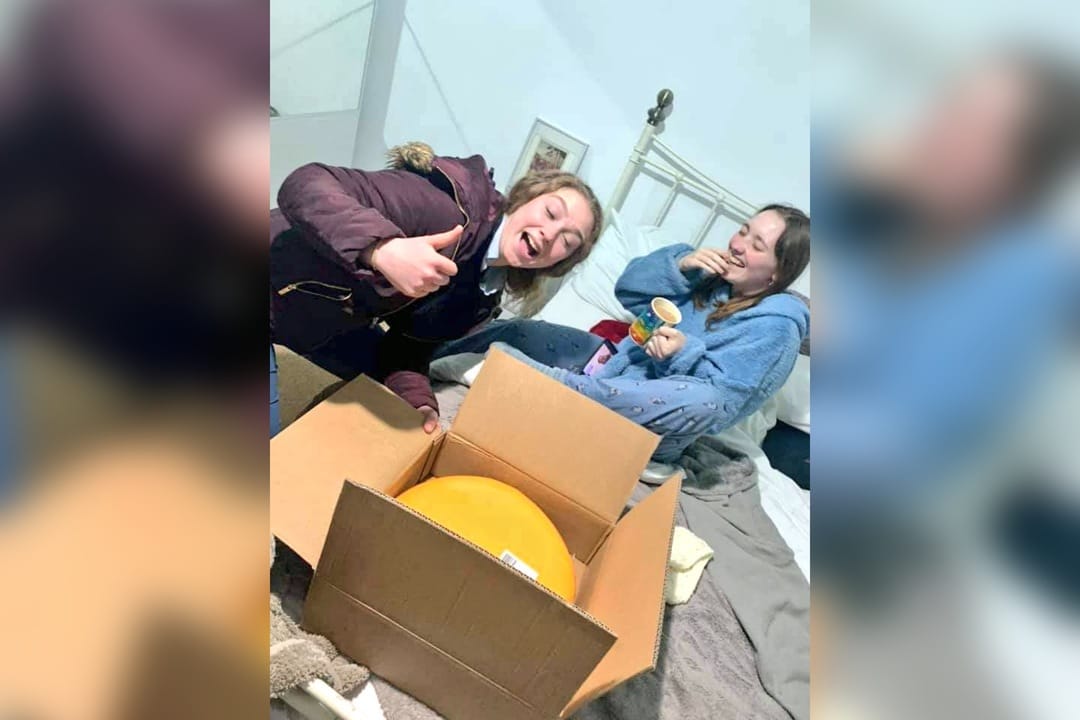 Joven granjero le regaló una rueda de queso a una chica después de su primera cita