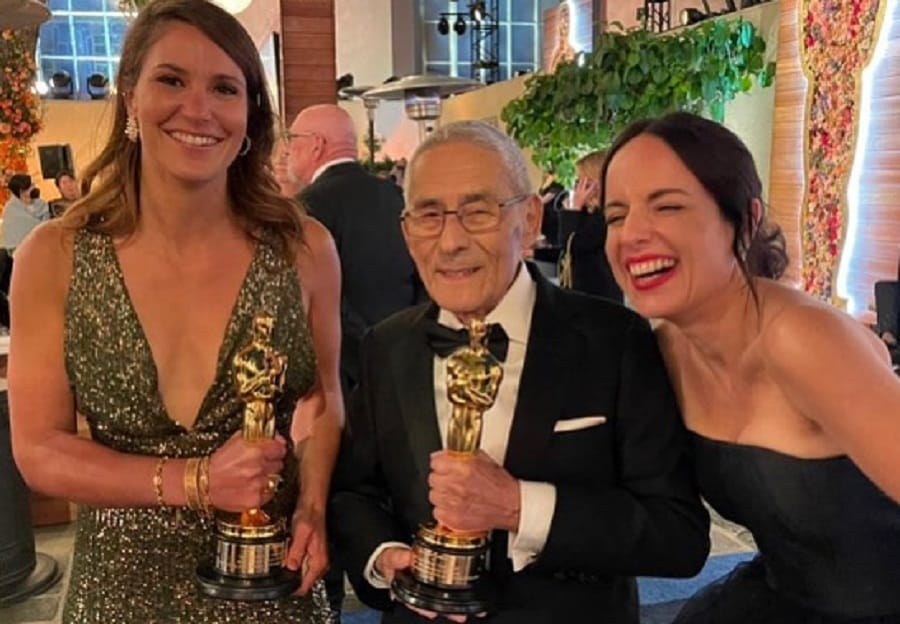 Don Sergio Chamy igual posó con el Oscar: Equipo de “El Agente Topo” fue reconocido por “My Octopus Teacher”