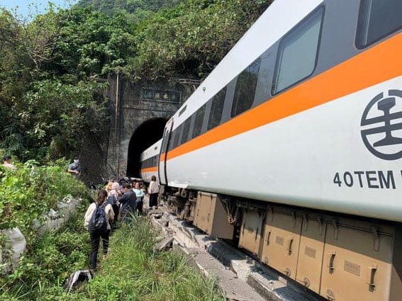 Más de 40 fallecidos dejó accidente ferroviario en Taiwán