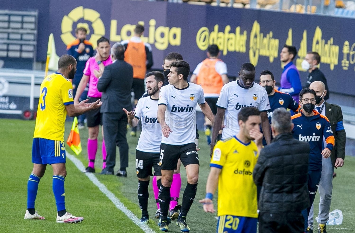 ¡Basta! El fútbol español vive escandalosa jornada en duelo entre Valencia y Cádiz