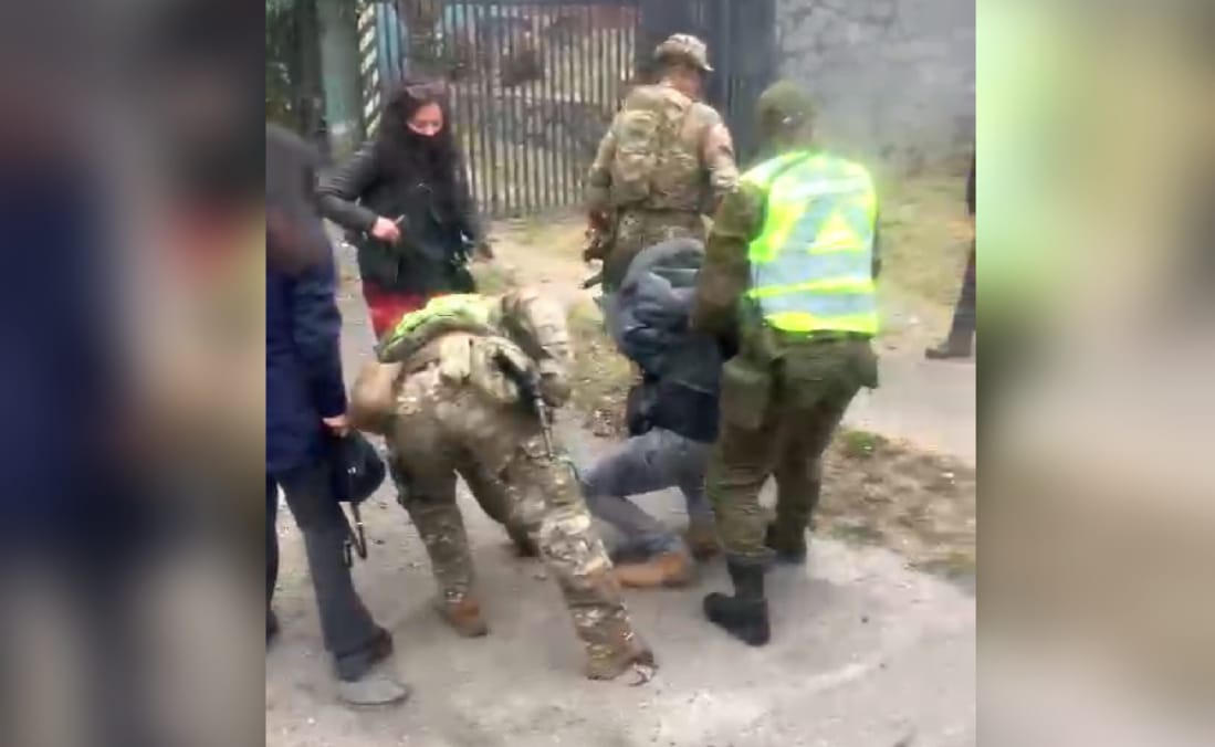 Bajado a tirones del bus: Registran violento control militar a hombre que se dirigía a médico de Chiguayante a Talcahuano
