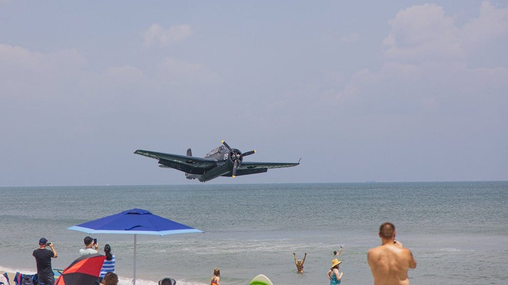 Avión de la Segunda Guerra Mundial realizó acuatizaje de emergencia sobre playa llena de personas