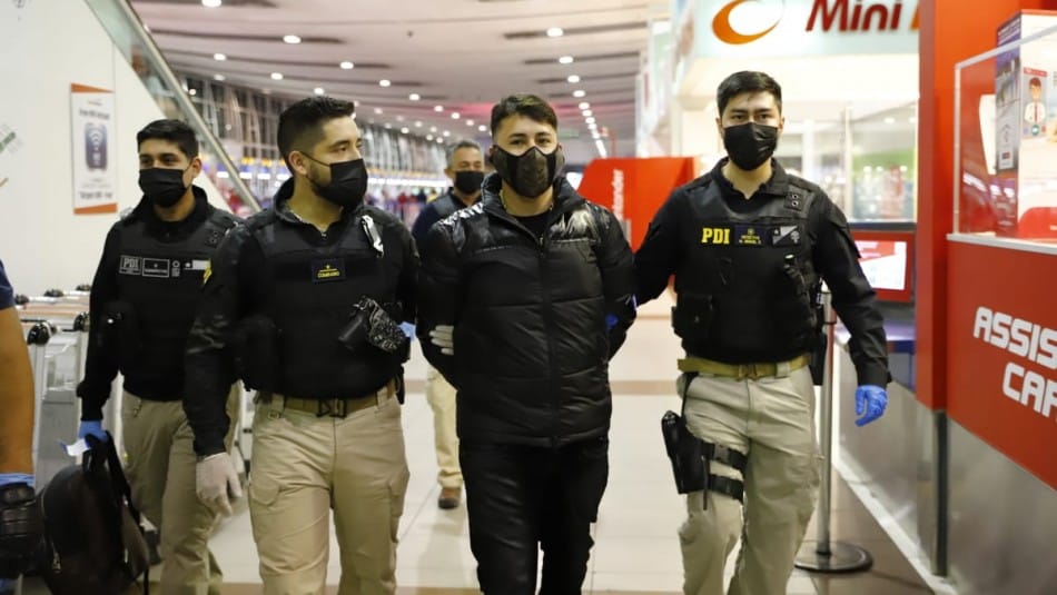 Detienen a cantante de trap chileno cuando pretendía viajar a Puerto Rico