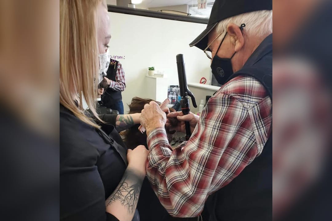 Hombre de 79 años toma clases para poder peinar y maquillar a su esposa