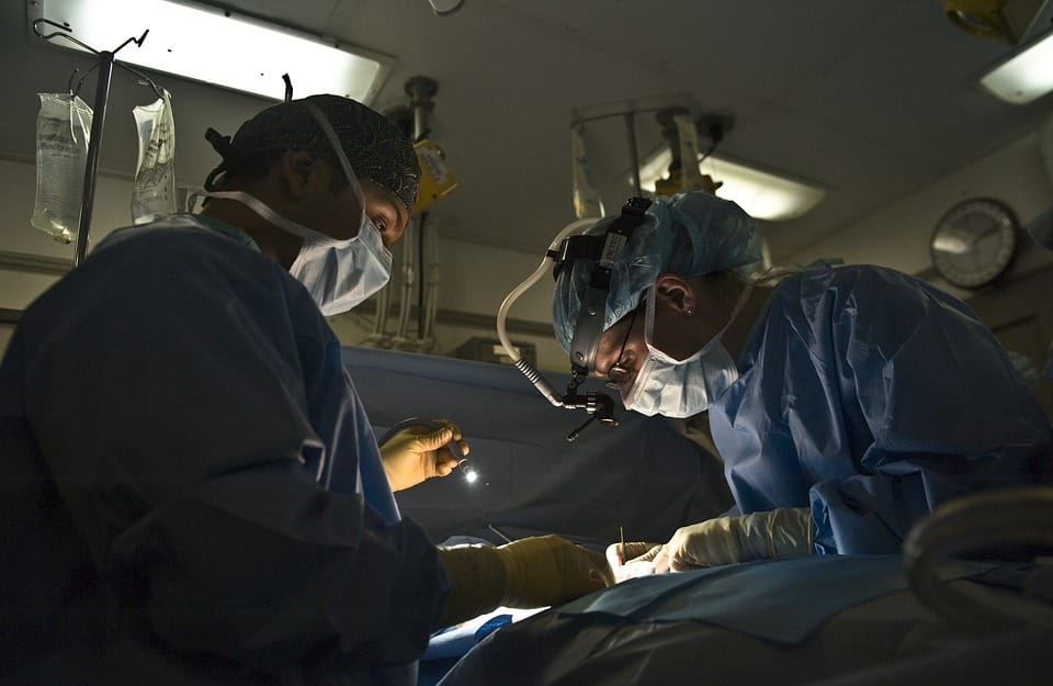 Realizan el primer transplante de pulmón de donante vivo a paciente con daños de Covid-19