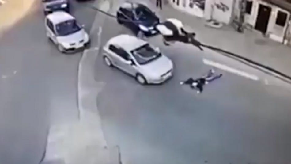 Cámara reveló farsa de mujer que fingió atropello para cobrar seguro