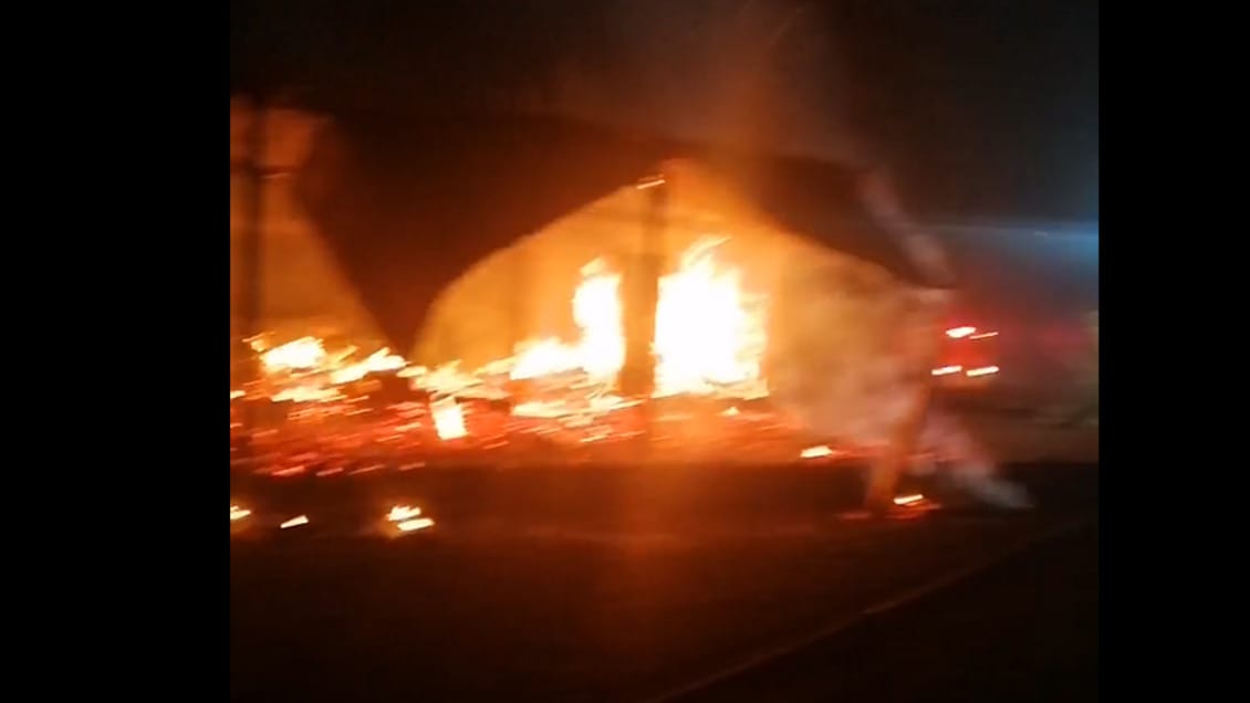 Escuela rural quedó destruida tras incendio y dejó a una decena de alumnos perjudicados