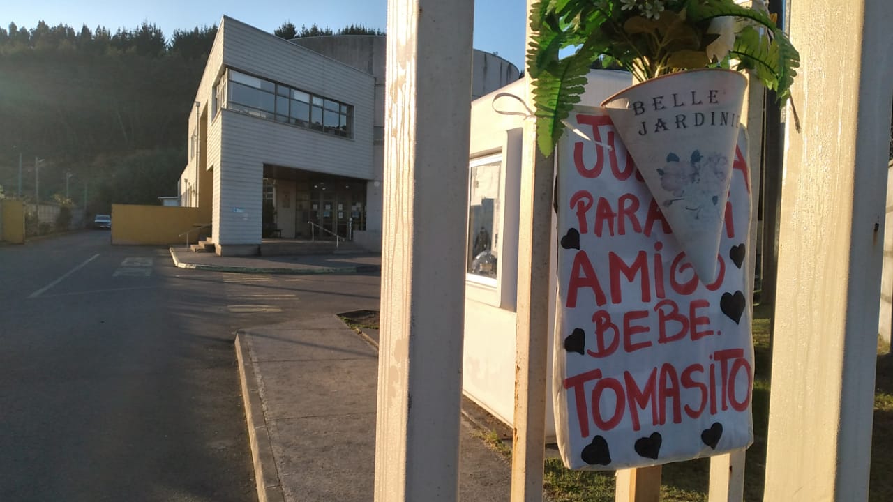 Mamá de Fernanda Maciel llegó hasta el SML de Concepción a brindar apoyo a padres de Tomás Bravo