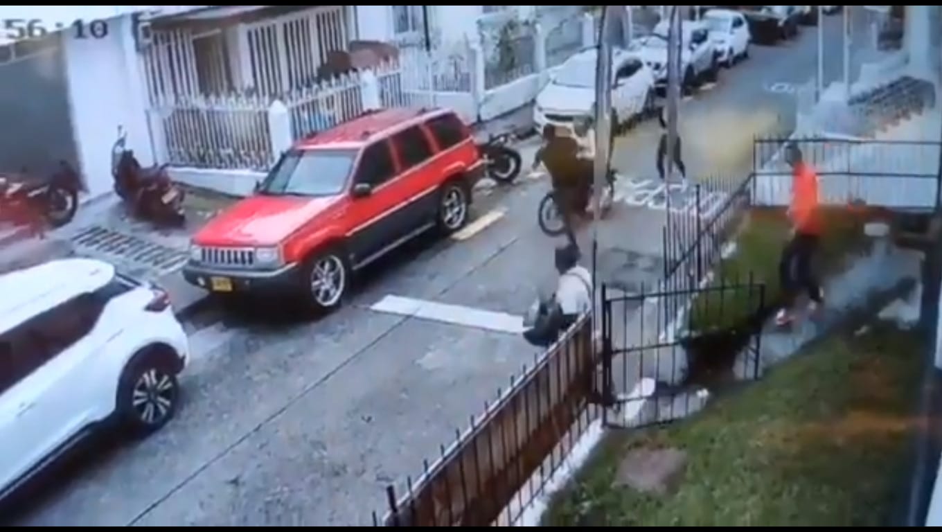 A lo Jackie Chan: Hombre derriba a asaltantes con patada voladora