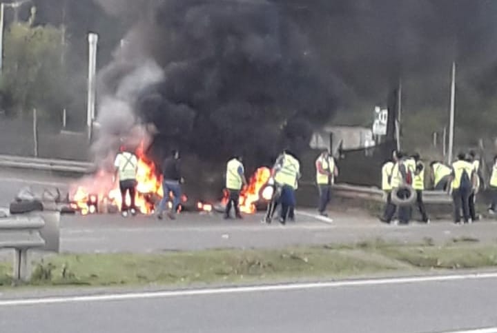 Portuarios de Lirquén se manifestaron con barricadas en Penco