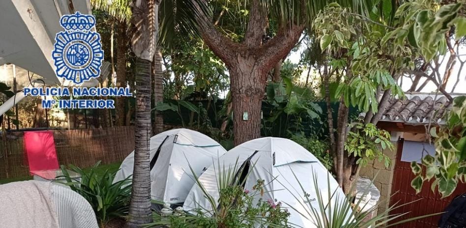 Una noche loca: Mujer organiza fiesta ilegal, patea a un policía, muerde a otro y termina arrestada