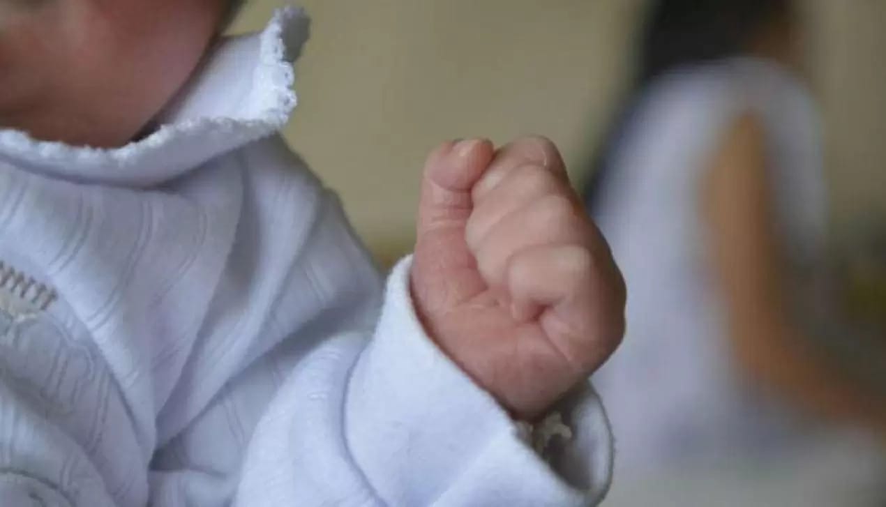 Mujer envenenó y mató a sus gemelos recién nacidos “porque no la dejaban dormir”