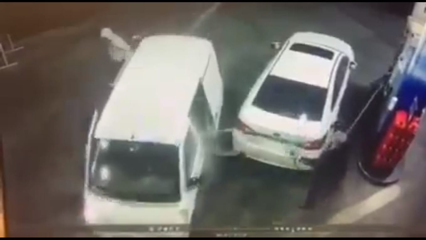 Hombre rocía con bencina a asaltantes para impedir que roben su vehículo