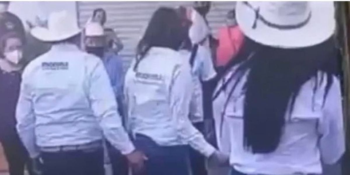 Denuncian que candidato manoseó a otra candidata en pleno acto público