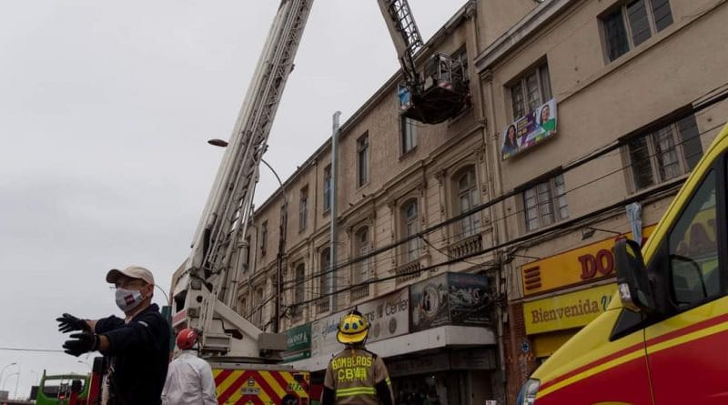 Mujer grave por Covid debió ser sacada por la ventana para ir al hospital
