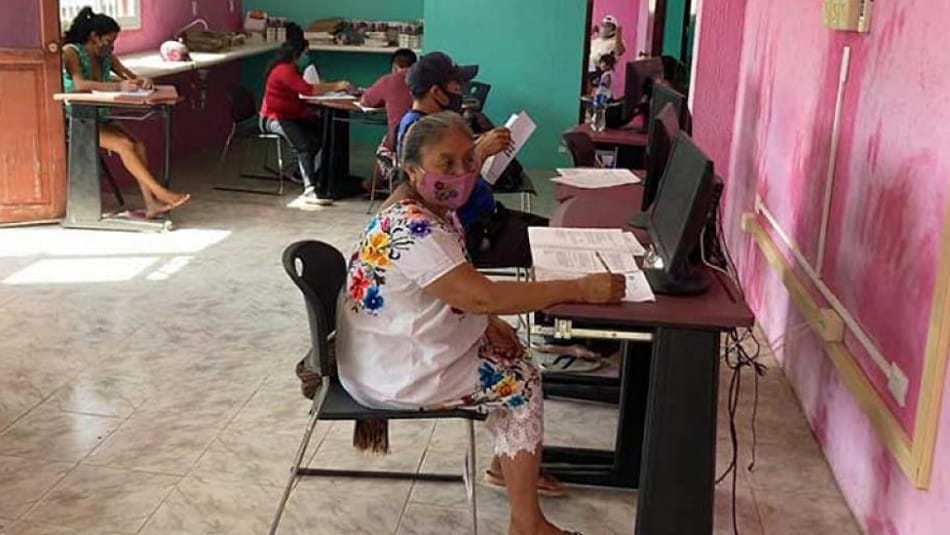 Mujer de 71 años presentó su último examen para aprobar la primaria