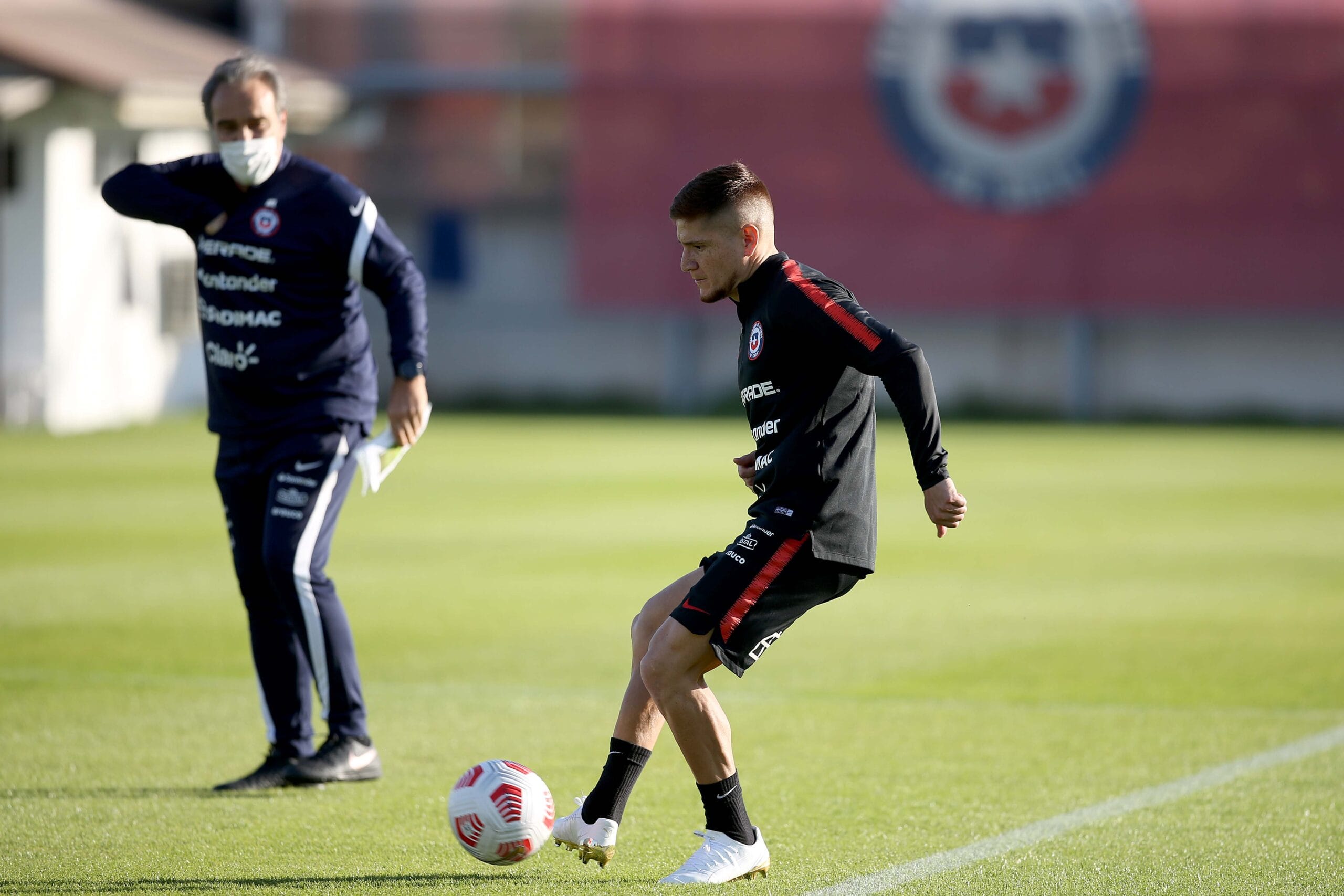 El “penquista” Leo Gil disfruta sus primeros días en la Selección: “Es un sueño para mi familia”