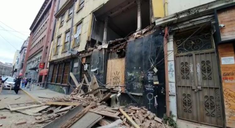 Fachada del tradicional Bar Inglés de Valparaíso se derrumbó en plena vereda