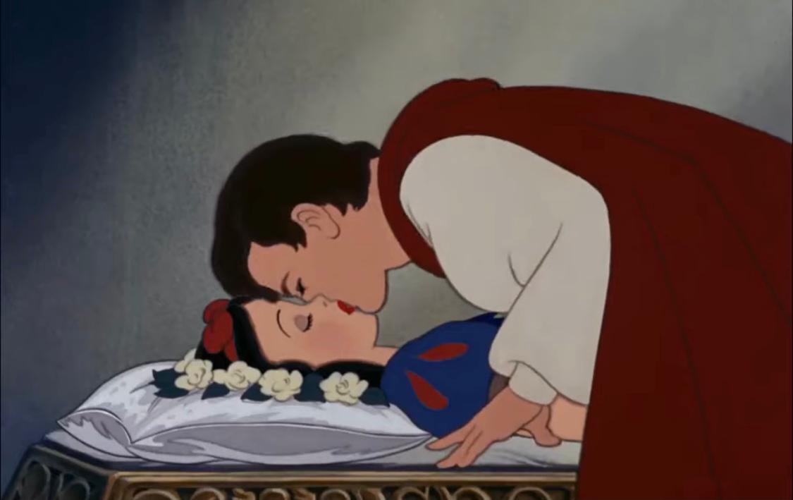 Piden cancelar a Blancanieves por escena del beso con el prínicipe