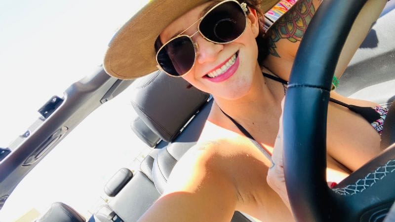 Influencer de OnlyFans se sumó a la carrera para diputada y promete implantes mamarios gratuitos