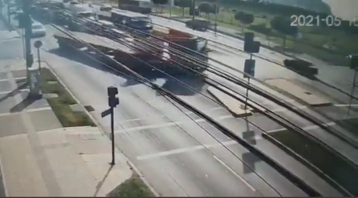 Camión chocó con bus en Talcahuano tras imprudencia de su conductor