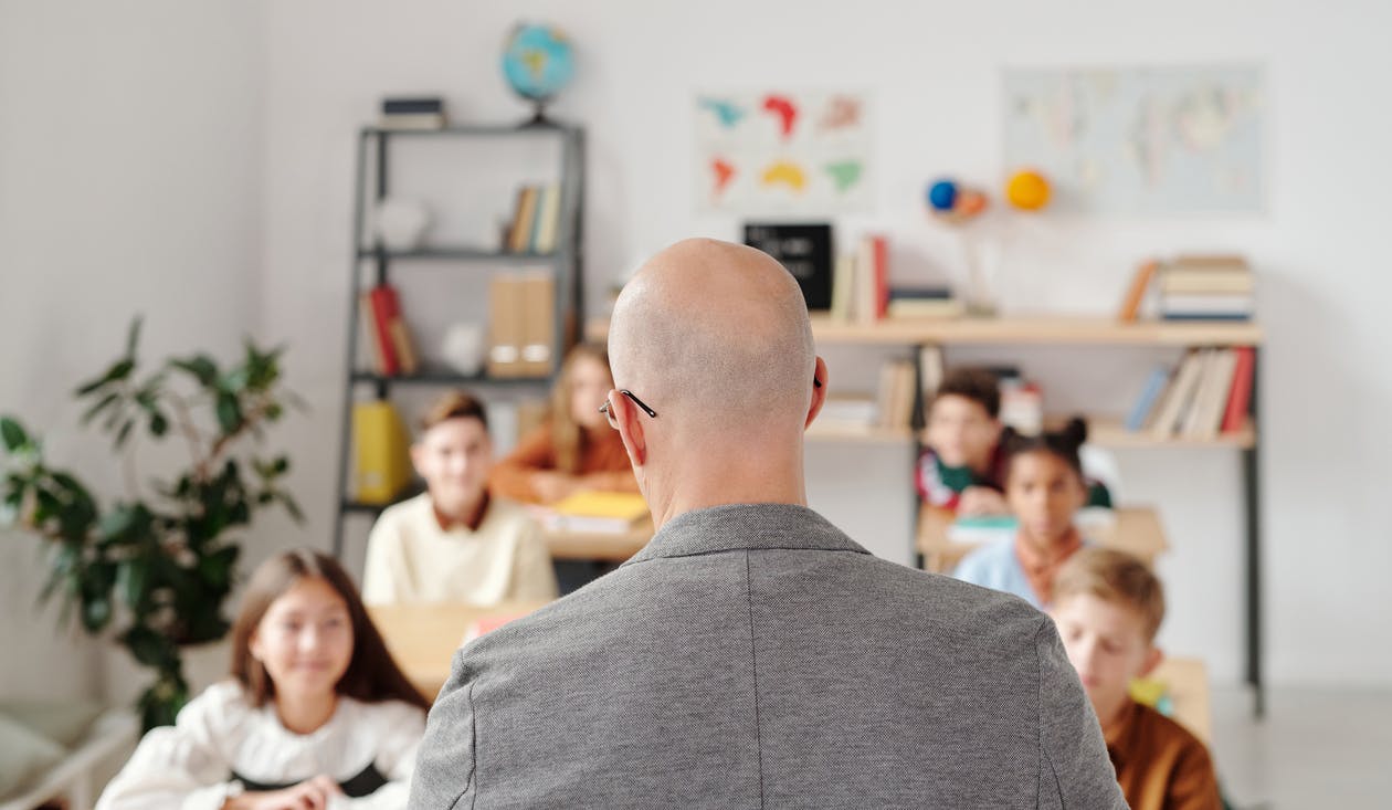 Francia prohibió el lenguaje inclusivo en escuelas públicas