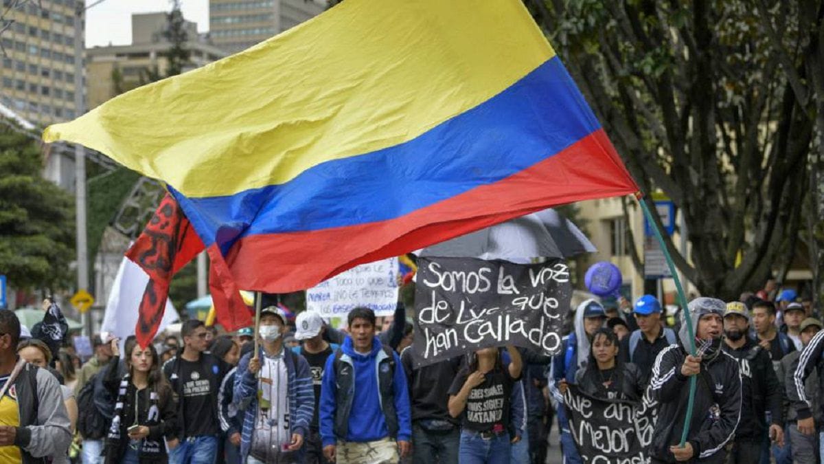 Tensión en Colombia: Reportan fallecidos, múltiples heridos y cuarteles policiales incendiados en manifestaciones