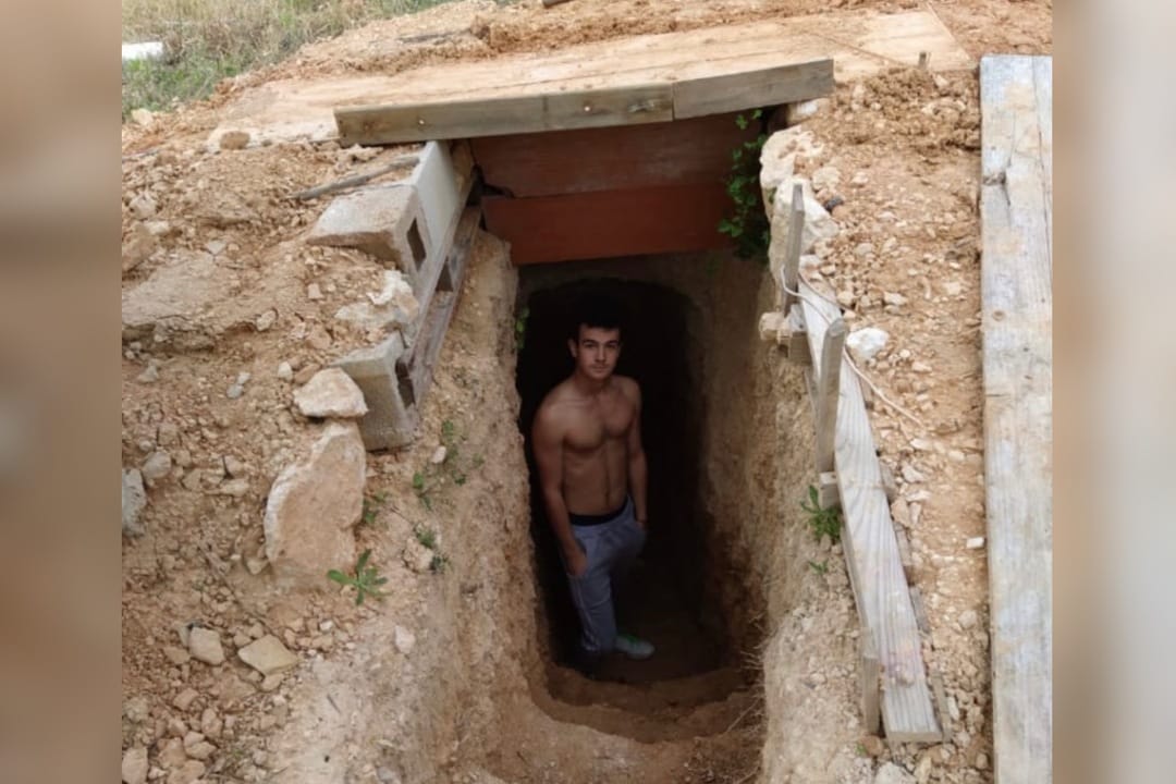 Joven se puso a cavar tras discutir con su madre: Ahora tiene una cueva con WiFi y calefacción