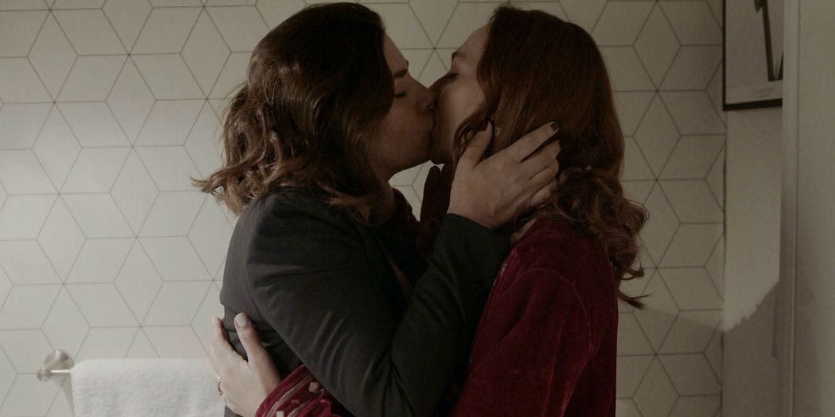 Apasionado beso entre Flavia y Javiera en Demente desató ola de comentarios