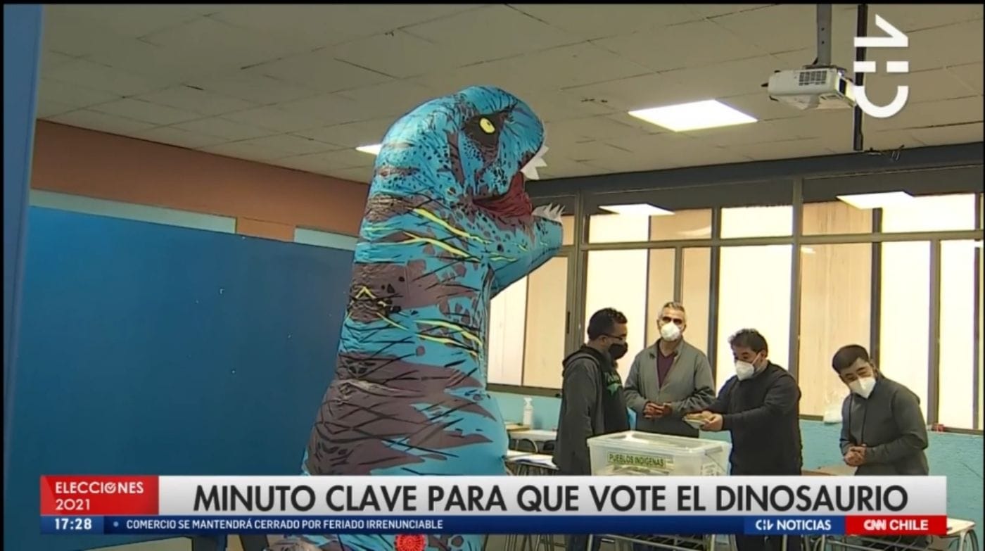 El lado “B” de las Elecciones: Joven llegó a votar en Santiago disfrazado de dinosaurio