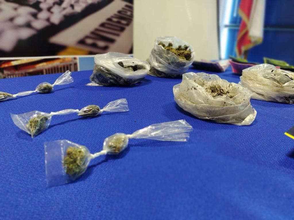 Mujer lanzó droga a una estufa a leña cuando la PDI allanó su casa en Los Ángeles