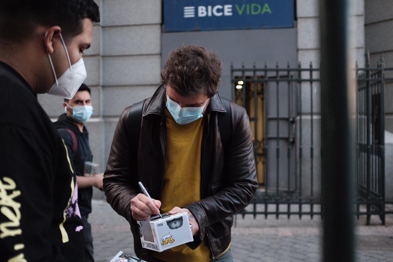 Como Pedro Pascal por su casa: Recorrió Paseo Ahumada y envió saludo a fanáticos