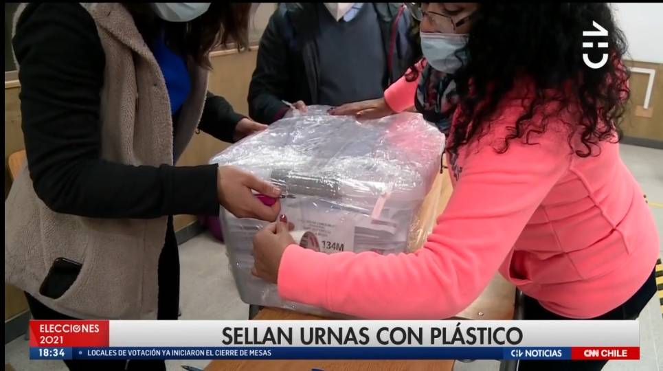 Inaceptable: Local de votación en La Reina no tuvo otra opción que sellar las urnas con papel alusa