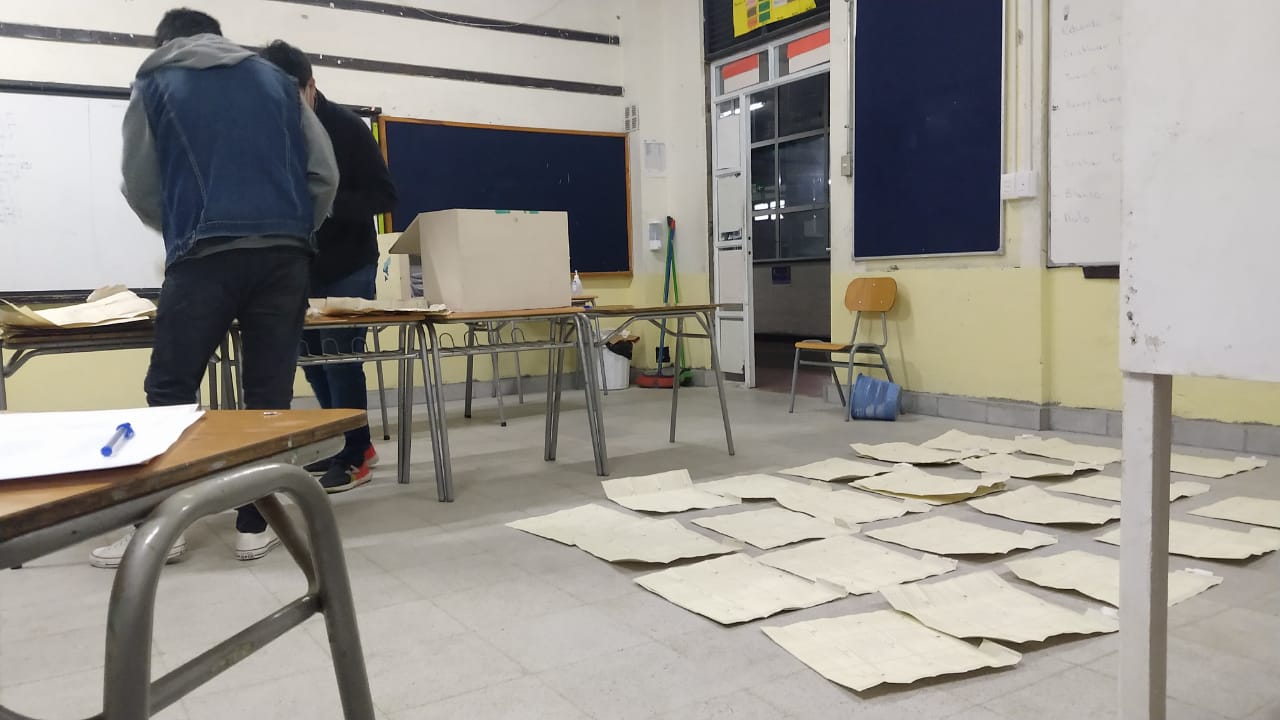 Local de votación de Talcahuano ordenó los votos en el suelo por falta de espacio